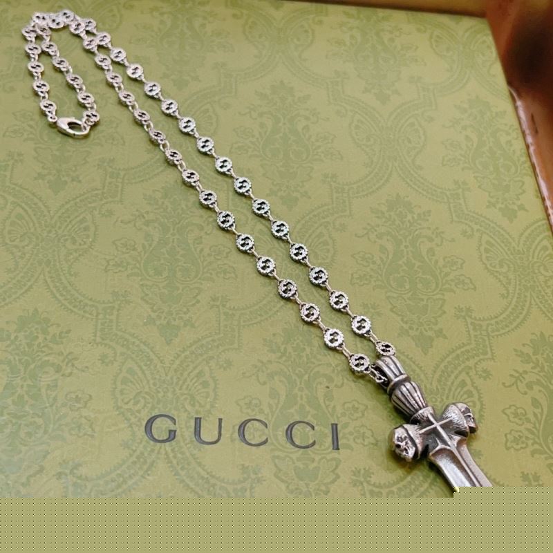 G*u*i necklaces
